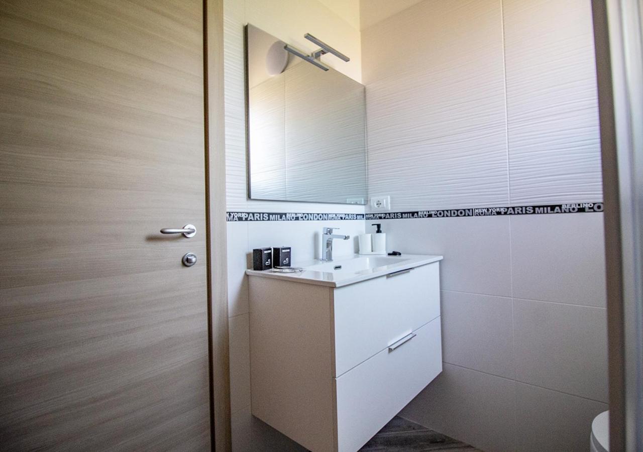 Athena Rooms - Parcheggio Privato Болонья Экстерьер фото